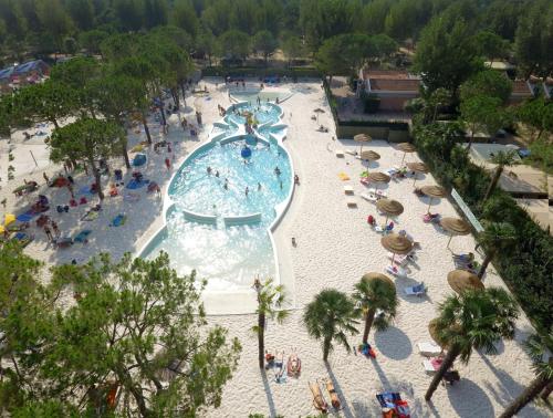 an overhead view of a swimming pool at a resort at Victoria Mobilehome in Union Camping Cavallino in Cavallino-Treporti