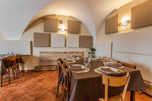 une salle à manger avec une table et des chaises dans une pièce dans l'établissement Auberge Le Vieux Chaillol, à Saint-Michel-de-Chaillol