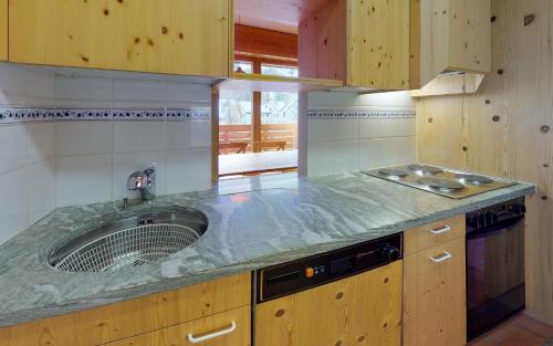 eine Küche mit einer Spüle und einer Arbeitsplatte in der Unterkunft Madulaina 6B in St. Moritz