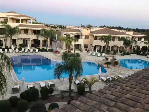 vista sulla piscina di un resort di Aphrodite Sands Resort - The Penthouse a Mandria