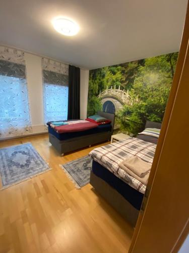 - une chambre avec 2 lits et un tableau mural dans l'établissement Wohnen auf Zeit in Essen, à Essen