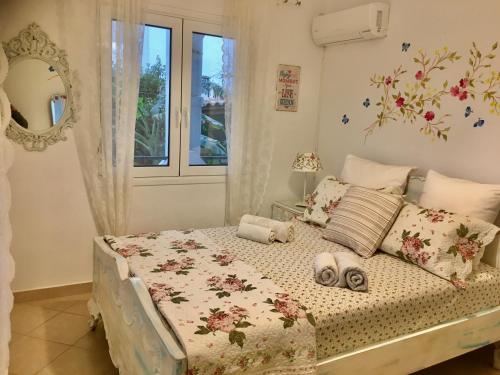 a bedroom with a bed and a window at Apartment near airport and beach in Artemida