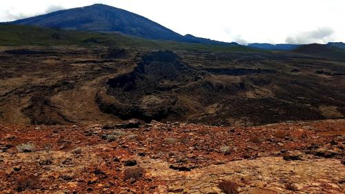 a mountain in the middle of a dirt field at La Maison des Hôtes in Saint-Joseph