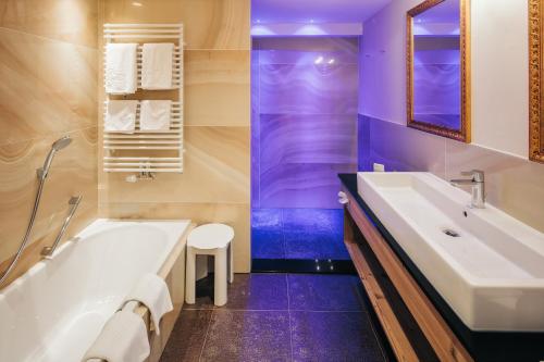 Koupelna v ubytování Wellnesshotel Cervosa