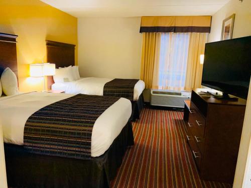 Una cama o camas en una habitación de Country Inn & Suites by Radisson, Alpharetta, GA
