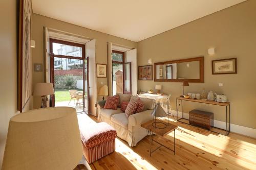 sala de estar con sofá y mesa en Oporto MyWish City Central Apartment with Private Garden, en Oporto