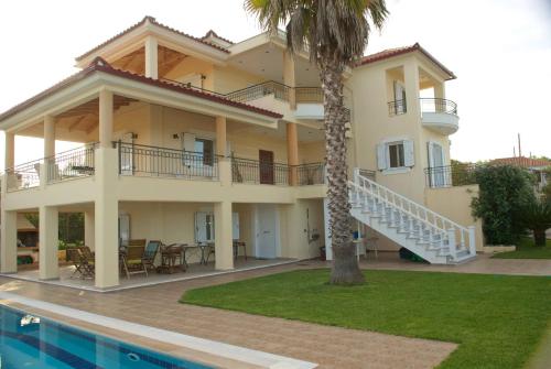 Luxury villa with a swimming pool in Lefkochoara, Messinias في Levkokhóra: فيلا بمسبح و بيت