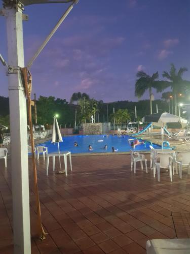 สระว่ายน้ำที่อยู่ใกล้ ๆ หรือใน Flat Hotel Cavalinho Branco
