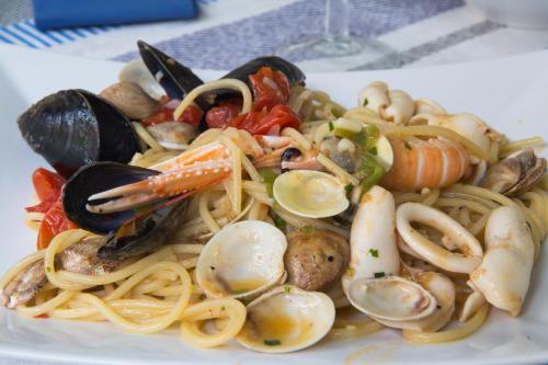 ホテルの敷地内または近くでの食事または食べ物