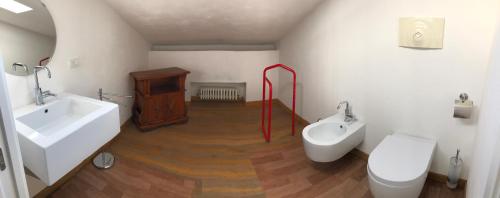 Foto da galeria de Appartamento mansardato em San Giorgio Di Mantova