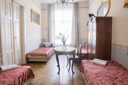 Tempat tidur dalam kamar di Vavelsky Apartments - Old Town