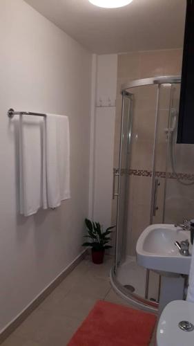 Ένα μπάνιο στο Cosy London holiday Home (Near O2 arena)