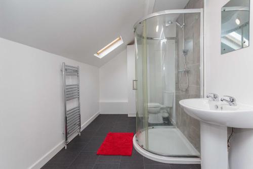 een badkamer met een douche, een wastafel en een toilet bij Cherry Property - Berry Apartments in Blackpool