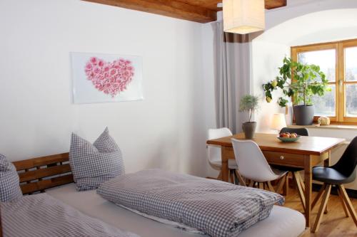 Ultra Alpes Luitpold في روتينبوخ: غرفة نوم بسرير وطاولة مع كراسي