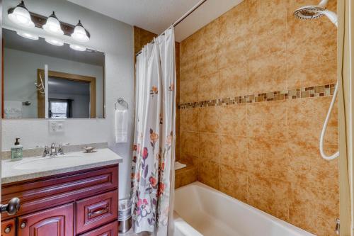 La salle de bains est pourvue d'une baignoire, d'un lavabo et d'une douche. dans l'établissement Hillcrest Hideaway, à Eureka