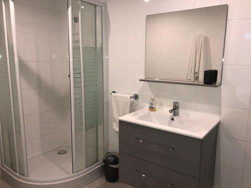 une salle de bain blanche avec un lavabo et une douche dans l'établissement Villa RIVIERA, à Porto-Vecchio