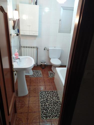 e bagno con lavandino, servizi igienici e vasca. di Habitacion matrimonial centro ciudad a Oviedo