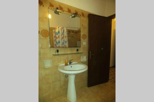 bagno con lavandino e specchio di CASA Spezie 1PD a Castellammare del Golfo