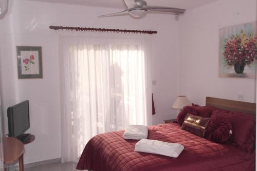 A bed or beds in a room at Maya's Apartment - Complimentary Paphos Airport Transport