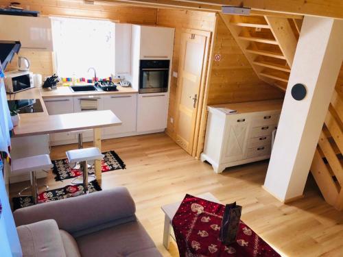 a kitchen and living room in a log cabin at Rezortík Lučivná pre rodiny s deťmi, 300m od vleku, Vysoké Tatry in Lučivná