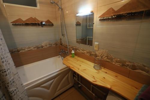 車里雅賓斯克的住宿－Apartment Ural Rossiyskaya 63，带浴缸、水槽和镜子的浴室