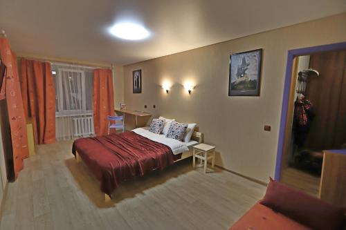 車里雅賓斯克的住宿－Apartment Ural Rossiyskaya 63，一间卧室配有一张带红色毯子的床