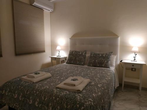 セビリアにあるSevilla Nervión piso con Patioのベッドルーム1室(ベッド1台、タオル2枚付)