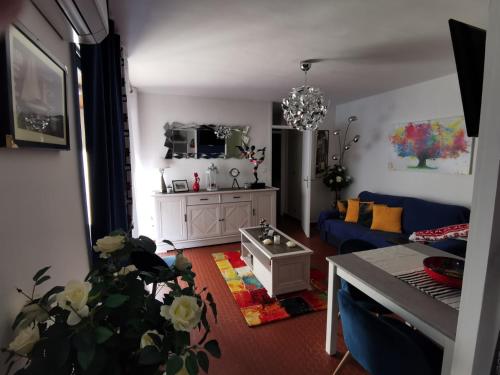 un salon avec un canapé et une table dans l'établissement Appartement Charmant à Collioure, à Collioure
