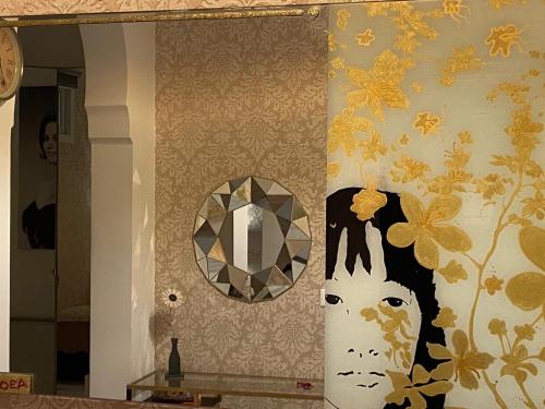 a wall with a painting of a woman and a mirror at B&B Mini Hotel Incity-close train station and port- in Salerno