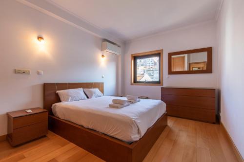 リスボンにあるLovelyStay - Modern apartment in Anjosのベッドルーム1室(ベッド1台、タオル2枚付)