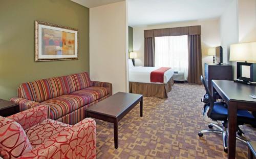 Ein Sitzbereich in der Unterkunft Holiday Inn Express Topeka North, an IHG Hotel