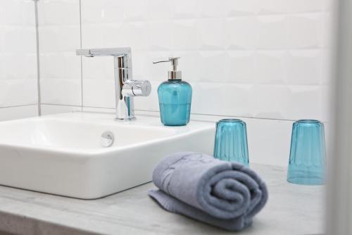 a bathroom sink with a towel next to a bath tub at Gasthof Adler Inneringen in Inneringen-Hettingen