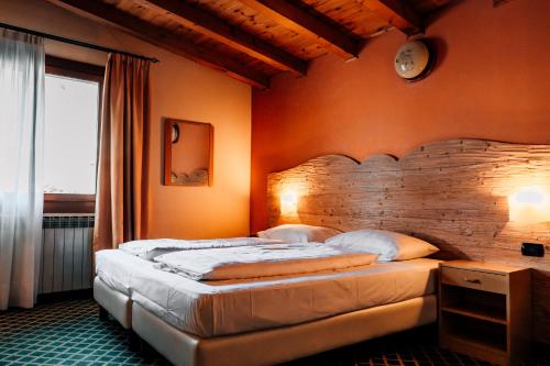 a bedroom with a large bed and a window at Hotel Bellavista in Ponte di Legno