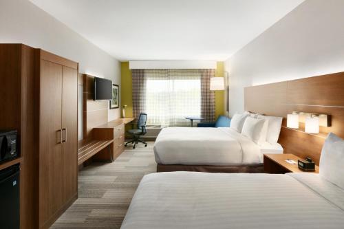 Un pat sau paturi într-o cameră la Holiday Inn Express & Suites Salisbury, an IHG Hotel