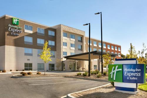 Un edificio de oficinas con un cartel en un estacionamiento. en Holiday Inn Express & Suites Salisbury by IHG, en Salisbury