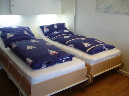 two beds sitting next to each other in a room at Lütt Baltic Fehmarn in Staberdorf