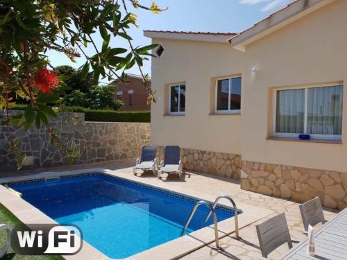 Villa con piscina y casa en Casa Alegria, en Calafat