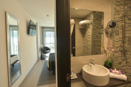 a bathroom with a sink and a mirror at Hotel Noia in Noya