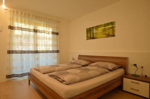 um quarto com uma cama grande e uma janela em Family Apartment Julia em Termeno