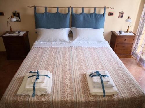 サン・レオーネにあるTerrazza mare e fioriのベッドルーム1室(ベッド1台、タオル2枚付)