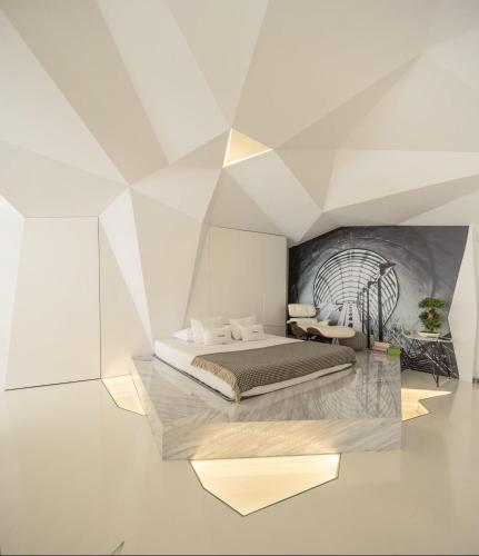 a white room with a bed and a table at LeBlanche in Porto