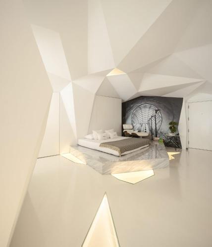 a bedroom with a bed in a room with white walls at LeBlanche in Porto
