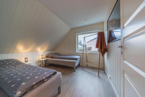 Postel nebo postele na pokoji v ubytování Tromsø Gallery Apartment