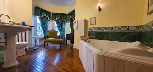 Gallery image of A Moment in Time Bed and Breakfast in Niagara Falls