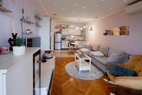 een woonkamer met een bank en een tafel bij LindaMaria in Rijeka