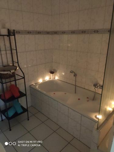 un bagno con vasca e luci di Apartment Wesseling Nauerz a Wesseling