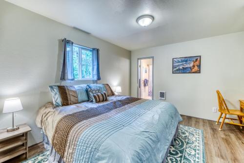 1 dormitorio con cama y ventana en The Beverly Home en Bandon