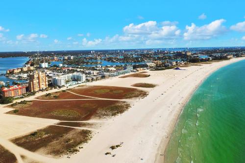 - une vue aérienne sur la plage et l'océan dans l'établissement Treasure Sands - Gulf Blvd, à St. Pete Beach