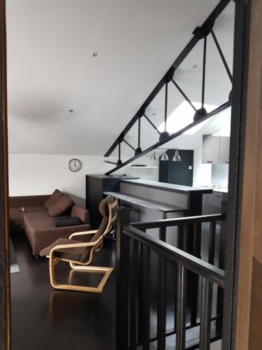 un salon avec un canapé et une table dans l'établissement APPARTEMENT LOFT CROIX LILLE, à Croix