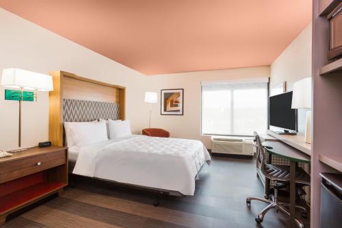 Säng eller sängar i ett rum på Holiday Inn Timonium, an IHG Hotel